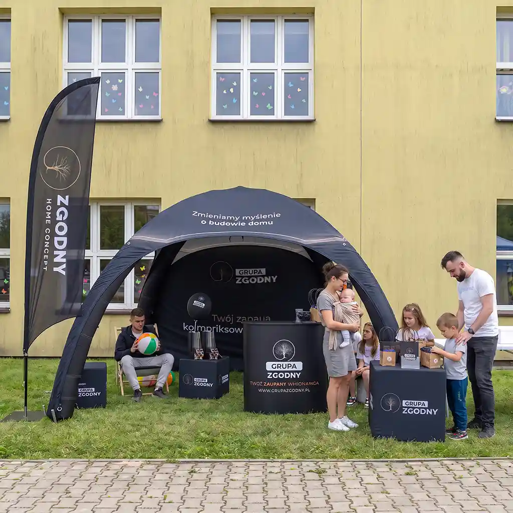 namiot reklamowy dmuchane dla grupa zgodny podczas eventu developera.webp
